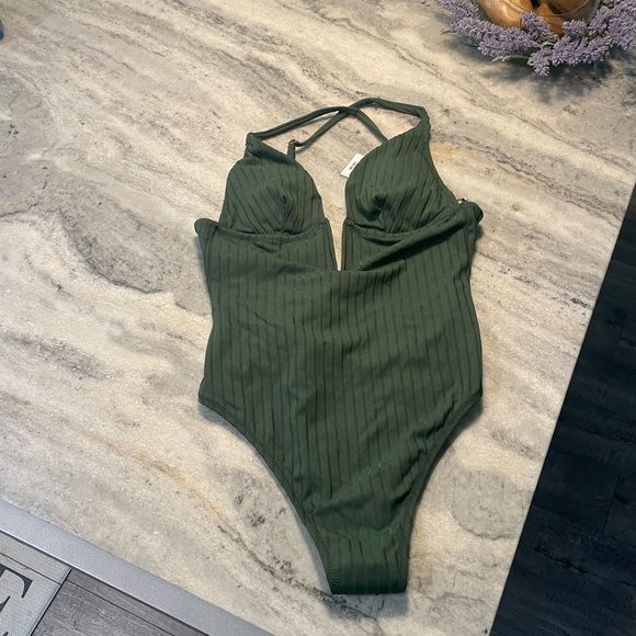 Shade and Shore Ribbed Plunge Front V-Wire One Piece Swimsuit - M - NWT - Picture 6 of 8